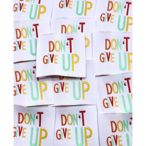 Étiquette tissée à coudre : Don’T GIVE UP - Blanche