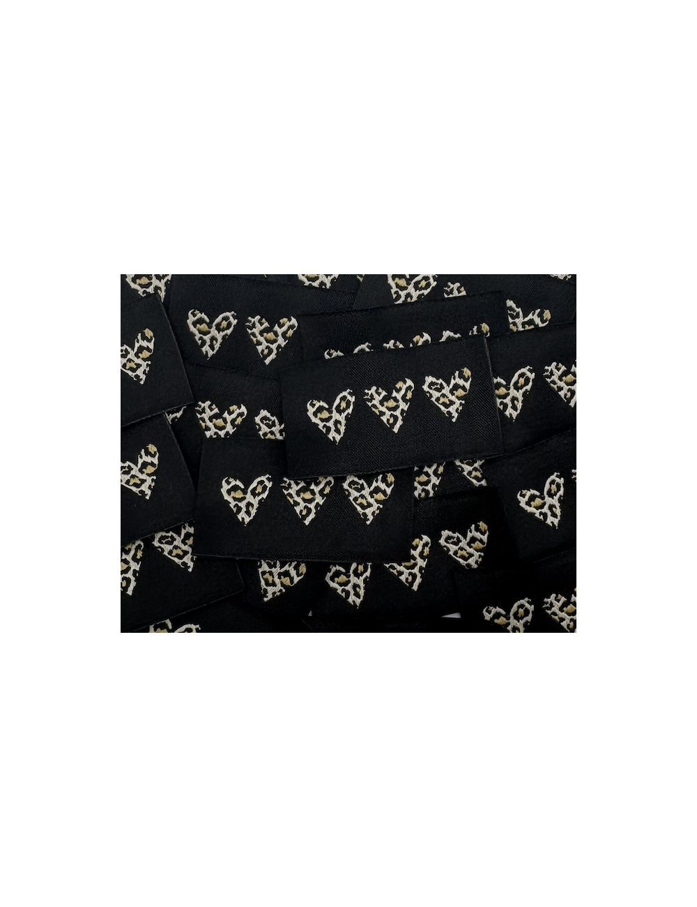 Étiquette tissée à coudre : 3 coeurs - Léopard sur fond Noir