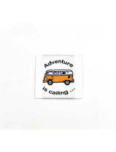 Étiquette tissée à coudre : ADVENTURE IS CALLING