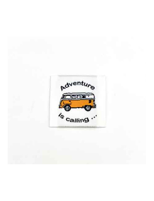Étiquette tissée à coudre : ADVENTURE IS CALLING