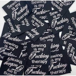 Étiquette tissée à coudre : SEWING IS MY FUCKING THERAPY