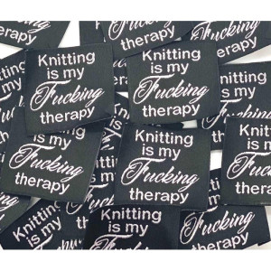 Étiquette tissée à coudre : KNITTING IS MY FUCKING THERAPY