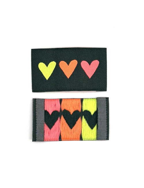 Étiquette tissée à coudre : 3 Coeurs - FLUO sur fond KAKI