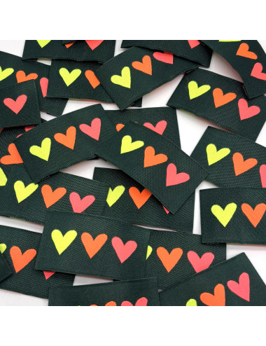 Étiquette tissée à coudre : 3 Coeurs - FLUO sur fond KAKI
