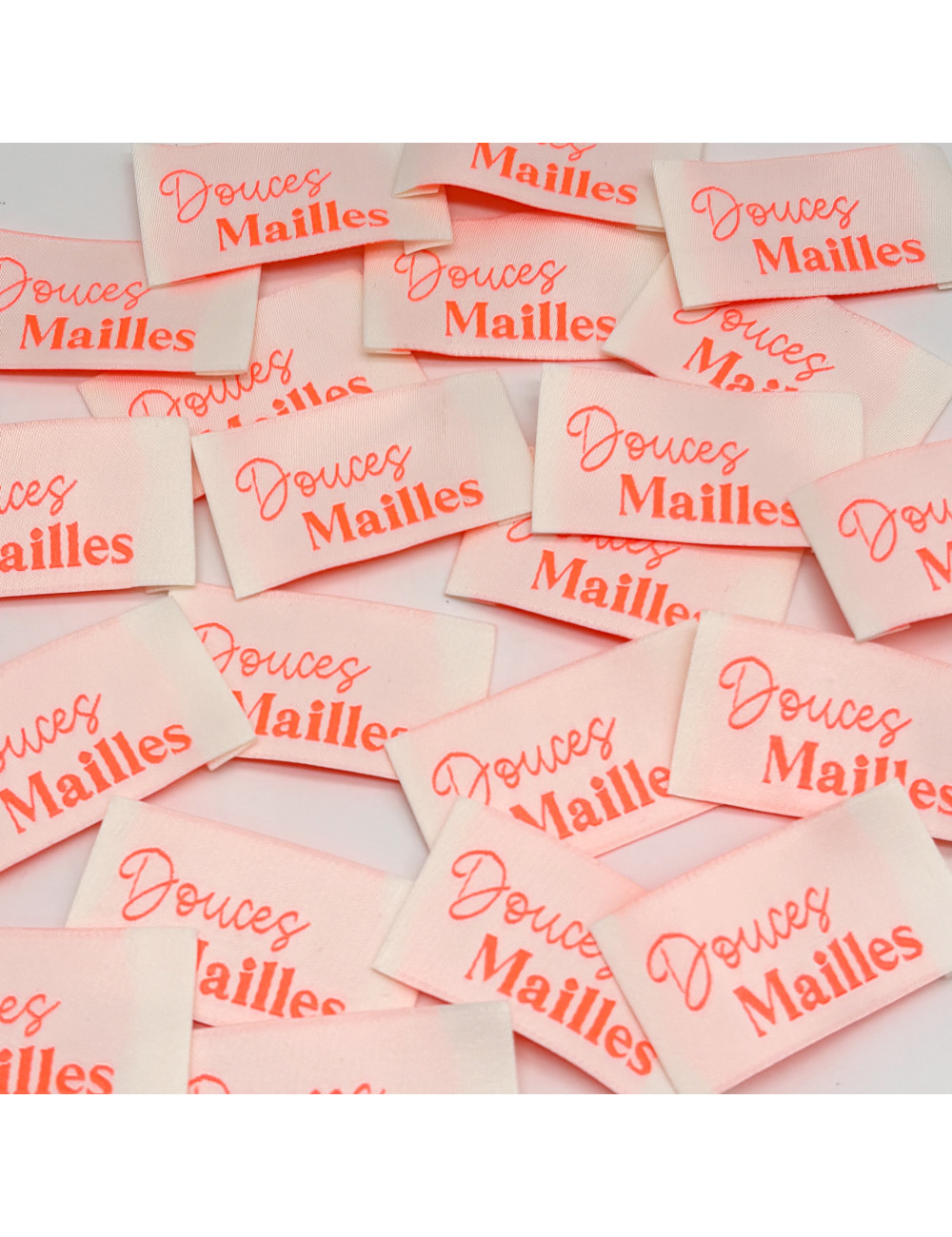 Étiquette tissée à coudre : Douces Mailles - ROSE FLUO