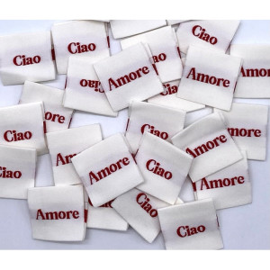 Étiquette tissée à coudre pliée : CIAO AMORE - écru et rouge